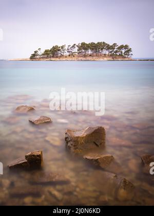 Vue sur une petite île en croatie avec une longue exposition Banque D'Images