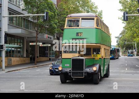 19th mars 2022, Sydney Australie : les bus à impériale d'époque de Sydney ont effectué des excursions gratuites toute la journée pour l'anniversaire du pont du port de Sydney en 90th Banque D'Images