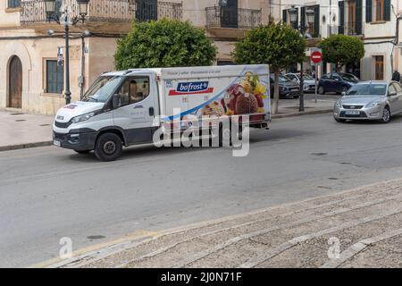 Felanitx, Espagne; mars 11 2022: Camion de livraison de nourriture congelée de la société Bofrost, en passant par une rue centrale de la ville majorquine de Felanitx, Banque D'Images