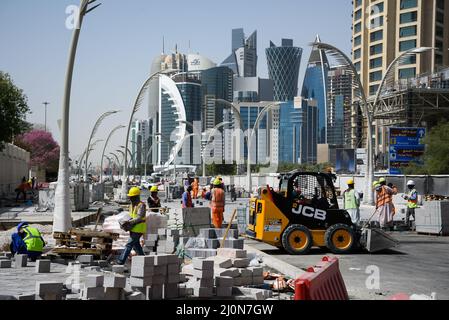 Doha, Qatar. 20th mars 2022. Les travailleurs de la construction renouvellent leurs chemins dans le centre-ville de Doha. De nombreuses rues sont actuellement en cours de refonte à l'approche de la coupe du monde. Le Qatar est à maintes reprises critiqué pour son traitement des travailleurs étrangers. Le ministre allemand de l'économie et de la protection du climat, Habeck, effectue une visite de trois jours dans le golfe Persique. Credit: Bernd von Jutrczenka/dpa/Alamy Live News Banque D'Images