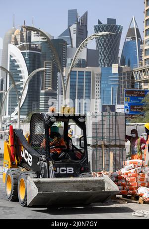 Doha, Qatar. 20th mars 2022. Les travailleurs de la construction renouvellent leurs chemins dans le centre-ville de Doha. De nombreuses rues sont actuellement en cours de refonte à l'approche de la coupe du monde. Le Qatar est à maintes reprises critiqué pour son traitement des travailleurs étrangers. Le ministre allemand de l'économie et de la protection du climat, Habeck, effectue une visite de trois jours dans le golfe Persique. Credit: Bernd von Jutrczenka/dpa/Alamy Live News Banque D'Images