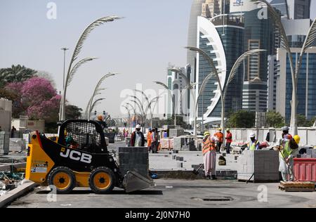 Doha, Qatar. 20th mars 2022. Les travailleurs de la construction renouvellent leurs chemins dans le centre-ville de Doha. De nombreuses rues sont actuellement en cours de refonte à l'approche de la coupe du monde. Le Qatar est à maintes reprises critiqué pour son traitement des travailleurs étrangers. Le ministre allemand de l'économie et de la protection du climat, Habeck, effectue une visite de trois jours dans le golfe Persique. Credit: Bernd von Jutrczenka/dpa/Alamy Live News Banque D'Images