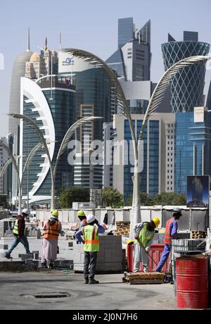 Doha, Qatar. 20th mars 2022. Les travailleurs de la construction renouvellent leurs chemins dans le centre-ville de Doha. De nombreuses rues sont actuellement en cours de refonte à l'approche de la coupe du monde. Le Qatar est à maintes reprises critiqué pour son traitement des travailleurs étrangers. Le ministre allemand de l'économie et de la protection du climat, Habeck, effectue une visite de trois jours dans le golfe Persique. Credit: Bernd von Jutrczenka/dpa/Alamy Live News Banque D'Images