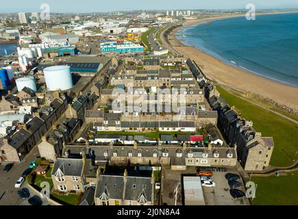 Vue aérienne de Footdee ou Fittie une vieille communauté et groupe de maisons au bord de la plage à Aberdeen, en Écosse Banque D'Images