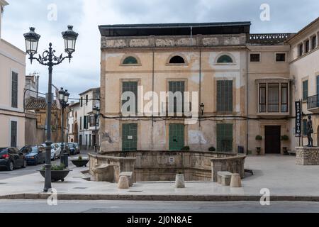 Felanitx, Espagne; mars 11 2022: Vue générale de la place de la fontaine de Santa Margarita, dans la ville Majorcan de Felanitx, Espagne Banque D'Images