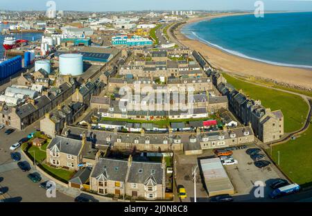 Vue aérienne de Footdee ou Fittie une vieille communauté et groupe de maisons au bord de la plage à Aberdeen, en Écosse Banque D'Images