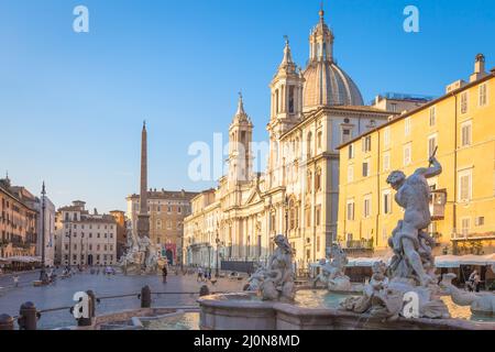 Lever de soleil sur les bâtiments de la Piazza Navona (place Navona) à Rome, Italie Banque D'Images