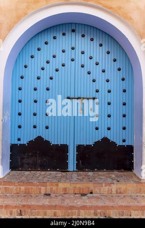 Porte orientale arabe à Chefchaouen, Maroc Banque D'Images