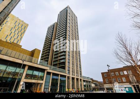 La construction d'un bloc de tours de grande taille à usage mixte a récemment été achevée à Victoria Square, dans le centre-ville de Woking, à Surrey, dans le sud-est de l'Angleterre, par une journée fade Banque D'Images