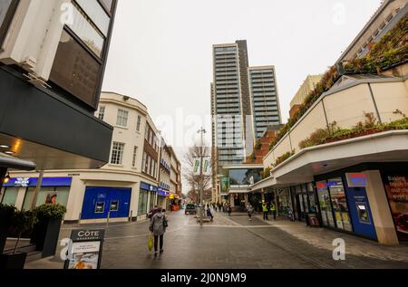 Centre-ville de Woking, en regardant le long de commercial Way jusqu'à l'aménagement récemment complété d'un immeuble de grande tour à usage mixte à Victoria Square Banque D'Images