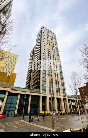 La construction d'un bloc de tours de grande taille à usage mixte a récemment été achevée à Victoria Square, dans le centre-ville de Woking, à Surrey, dans le sud-est de l'Angleterre, par une journée fade Banque D'Images
