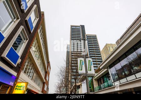 Centre-ville de Woking, en regardant le long de commercial Way jusqu'à l'aménagement récemment complété d'un immeuble de grande tour à usage mixte à Victoria Square Banque D'Images