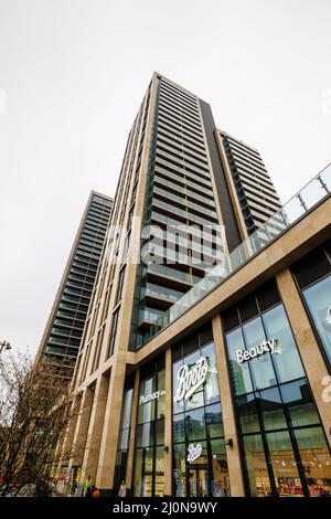 Le magasin Boots de la tour à usage mixte a récemment terminé le développement de blocs à Victoria Square, centre-ville de Woking, Surrey, au sud-est de l'Angleterre Banque D'Images