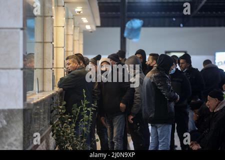 Beit Hanoun, Territoires palestiniens. 20th mars 2022. Les travailleurs palestiniens attendent au croisement d'Erez alors qu'ils quittent Beit Hanoun, dans le nord de la bande de Gaza, pour aller travailler en Israël. Israël se prépare à délivrer 2 000 permis de travail aux Palestiniens vivant à Gaza, ce qui porte à 12 000 le nombre total de travailleurs du côté israélien. Credit: Mohammed Talatene/dpa/Alay Live News Banque D'Images