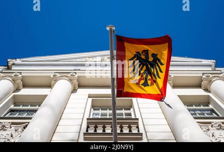 Altenburg, Allemagne. 20th mars 2022. La norme du Président fédéral avec l'aigle fédéral est hissé au-dessus de l'entrée du Parkhotel Altenburg. Pendant trois jours, le président fédéral Frank-Walter Steinmeier a déménagé sa résidence officielle dans la ville de Thuringe. La visite est la première étape de la série d'événements « Ortszeit Deutschland » (heure locale en Allemagne), au cours de laquelle Steinmeier souhaite visiter différentes régions d'Allemagne pour discuter directement avec les politiciens et les citoyens locaux. Credit: Kristin Schmidt/dpa/Alay Live News Banque D'Images