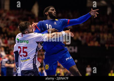 Herning, Danemark. 19th mars 2022. Dika Mem (10) de France et Eivind Tangen (25) de Norvège vus pendant le match de Norlys Golden League 2022 entre la France et la Norvège à Jyske Bank Boxen à Herning. (Crédit photo : Gonzales photo/Alamy Live News Banque D'Images