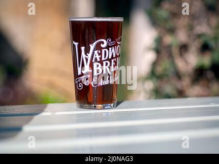 Pinte de bière au pub Falkland Arms dans le village Cotswold de Great TEW, Oxfordshire, Angleterre, Royaume-Uni Banque D'Images
