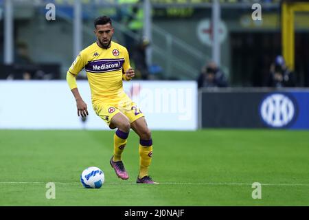 Nicolas Gonzalez de l'AFC Fiorentina contrôle le ballon pendant la série Un match entre le FC Internazionale et l'ACF Fiorentina au Stadio Giuseppe Meazza le 19 mars 2022 à Milan, Italie. Banque D'Images