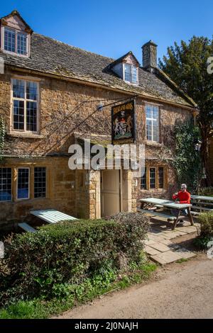 Les îles Falkland Arms pub dans le village de Cotswold Chadlington, Oxfordshire, England, UK Banque D'Images