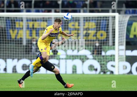 Krzysztof Piatek de l'AFC Fiorentina contrôle le ballon pendant la série Un match entre le FC Internazionale et l'ACF Fiorentina au Stadio Giuseppe Meazza le 19 mars 2022 à Milan, Italie. Banque D'Images