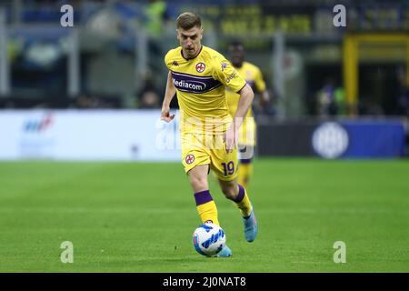 Krzysztof Piatek de l'AFC Fiorentina contrôle le ballon pendant la série Un match entre le FC Internazionale et l'ACF Fiorentina au Stadio Giuseppe Meazza le 19 mars 2022 à Milan, Italie. Banque D'Images