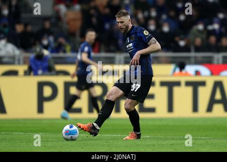 Milan, Italie. 19th mars 2022. Milan Skriniar du FC Internazionale contrôle le ballon pendant la série Un match entre le FC Internazionale et l'ACF Fiorentina au Stadio Giuseppe Meazza le 19 mars 2022 à Milan, Italie. Credit: Marco Canoniero / Alamy Live News Banque D'Images