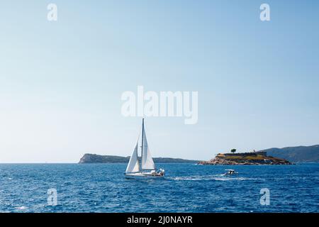 Voilier navigue au-delà de la côte de l'île de Mamula Banque D'Images