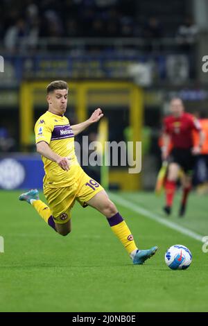 Krzysztof Piatek de l'AFC Fiorentina contrôle le ballon pendant la série Un match entre le FC Internazionale et l'ACF Fiorentina au Stadio Giuseppe Meazza le 19 mars 2022 à Milan, Italie. Banque D'Images