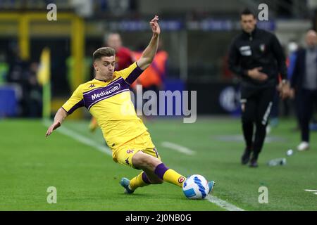 Krzysztof Piatek de l'AFC Fiorentina contrôle le ballon pendant la série Un match entre le FC Internazionale et l'ACF Fiorentina au Stadio Giuseppe Meazza le 19 mars 2022 à Milan, Italie. Banque D'Images