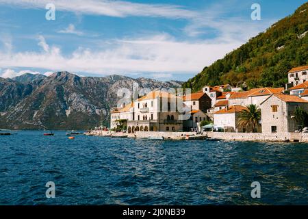 Maisons aux toits de tuiles rouges sur les rives de Perast.Monténégro Banque D'Images