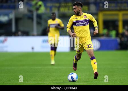 Nicolas Gonzalez de l'AFC Fiorentina contrôle le ballon pendant la série Un match entre le FC Internazionale et l'ACF Fiorentina au Stadio Giuseppe Meazza le 19 mars 2022 à Milan, Italie. Banque D'Images