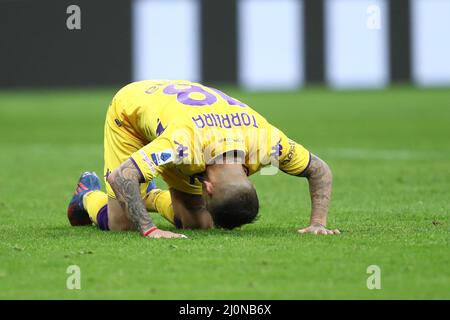 Lucas Torreira de l'AFC Fiorentina semble abattu pendant la série Un match entre le FC Internazionale et l'ACF Fiorentina au Stadio Giuseppe Meazza le 19 mars 2022 à Milan, en Italie. Banque D'Images