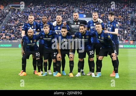 Les joueurs de l'équipe du FC Internazionale posent pour une photo d'équipe avant la série Un match entre le FC Internazionale et l'ACF Fiorentina au Stadio Giuseppe Meazza le 19 mars 2022 à Milan, Italie. Banque D'Images