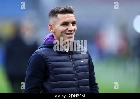 Lucas Torreira de l'AFC Fiorentina regarde pendant la série Un match entre le FC Internazionale et l'ACF Fiorentina au Stadio Giuseppe Meazza le 19 mars 2022 à Milan, Italie. Banque D'Images