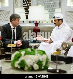 Doha, Qatar. 20th mars 2022. Robert Habeck (l, Bündnis 90/Die Grünen), ministre allemand des Affaires économiques et de la protection du climat, et Saad Sharida al-Kaabi, ministre de l'énergie du Qatar, se rencontrent pour des entretiens à l'hôtel Sheraton. Habeck est en visite de trois jours dans le golfe Persique. Au Qatar, il organise de nombreuses discussions sur les importations possibles d'énergie en provenance des États du Golfe. En conséquence de la guerre d'Ukraine, l'Allemagne veut réduire sa dépendance vis-à-vis des importations d'énergie russe. Credit: Bernd von Jutrczenka/dpa/Alamy Live News Banque D'Images