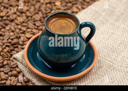 Café turc sur parquet. Tasse de café turc rustique sur tissu. grains de café en arrière-plan Banque D'Images
