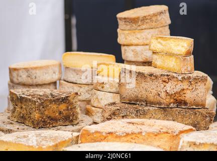 Variété de bio-fromage naturel assaisonné fait maison dans un marché de la rue prêt à manger, gros plan Banque D'Images