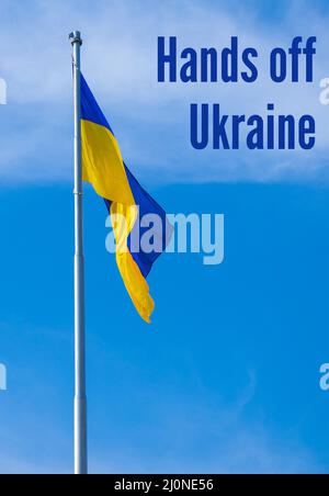 LE TEXTE de L'UKRAINE sur le drapeau national ukrainien flotte dans le vent contre le ciel bleu. Symbole national du peuple ukrainien - bleu et jaune. Po Banque D'Images