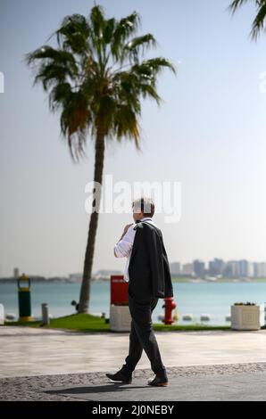 Doha, Qatar. 20th mars 2022. Robert Habeck (Bündnis 90/Die Grünen), ministre fédéral des Affaires économiques et de la protection du climat, marche le long des rives du golfe Persique pendant une courte pause entre deux réunions. Habeck est en visite de trois jours dans le golfe Persique. Au Qatar, il organise de nombreuses discussions sur les importations possibles d'énergie en provenance des États du Golfe. En conséquence de la guerre d'Ukraine, l'Allemagne veut réduire sa dépendance vis-à-vis des importations d'énergie russe. Credit: Bernd von Jutrczenka/dpa/Alamy Live News Banque D'Images