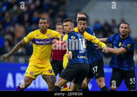 Milan, Italie. 19th mars 2022. Ivan Perisic (14) d'Inter et Igor (98) de Fiorentina vu dans la Serie Un match entre Inter et Fiorentina à Giuseppe Meazza à Milan. (Crédit photo : Gonzales photo/Alamy Live News Banque D'Images