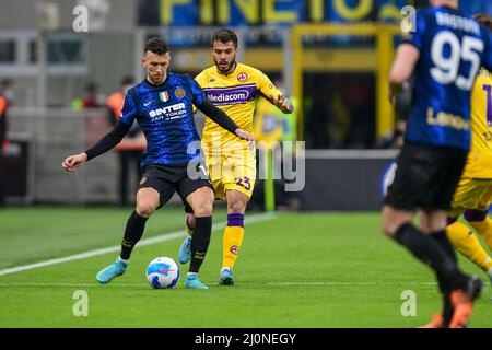 Milan, Italie. 19th mars 2022. Ivan Perisic (14) d'Inter et Lorenzo Venuti (23) de Fiorentina vu dans la Serie Un match entre Inter et Fiorentina à Giuseppe Meazza à Milan. (Crédit photo : Gonzales photo/Alamy Live News Banque D'Images