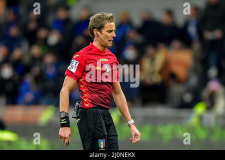 Milan, Italie. 19th mars 2022. L'arbitre Daniele Chiffi a vu dans la série Un match entre Inter et Fiorentina à Giuseppe Meazza à Milan. (Crédit photo : Gonzales photo/Alamy Live News Banque D'Images