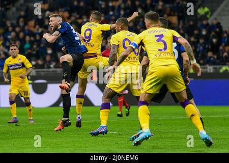 Milan, Italie. 19th mars 2022. Milan Skriniar (37) d'Inter et Arthur Cabral (9) de Fiorentina vu dans la Serie Un match entre Inter et Fiorentina à Giuseppe Meazza à Milan. (Crédit photo : Gonzales photo/Alamy Live News Banque D'Images