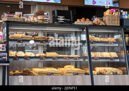 Vitrine en verre dans la boutique et le restaurant 'Bakker Bart' de la ville hollandaise d'Emmen. 'Bakker Bart' est la plus grande chaîne de boulangerie des pays-Bas Banque D'Images