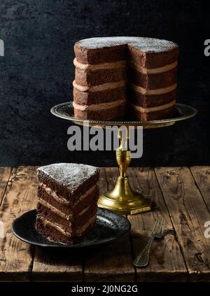 Gâteau au chocolat rempli de mousse Moka. Banque D'Images