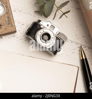 Vue de dessus de l'ancien appareil photo en voyage. Haute qualité et résolution magnifique concept de photo Banque D'Images