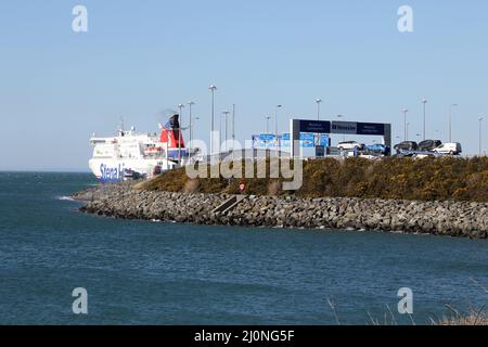 Cairnryan, Dumfries et Galloway, Écosse, Royaume-Uni. Le terminal de la ligne Stena dans le Loch Ryan. Le port est la route principale vers Belfast en Irlande du Nord. Avec un temps de déplacement de 2hr 15 min. Le Stena Superfast V111 est amarré au port. Le ferry de Cairnryan Belfast relie l'Écosse à l'Irlande du Nord. Un transporteur de voitures s'approche du terminal Banque D'Images