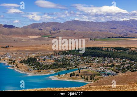 TEKAPO, NOUVELLE-ZÉLANDE - FÉVRIER 23 : vue lointaine de la ville de Tekapo sur les rives du lac Tekapo en Nouvelle-Zélande le 23 février Banque D'Images