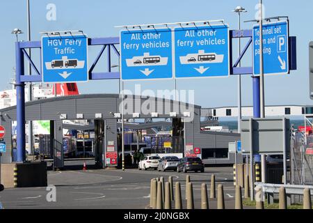 Cairnryan, Dumfries et Galloway, Écosse, Royaume-Uni. Le terminal de la ligne Stena dans le Loch Ryan. Le port est la route principale vers Belfast en Irlande du Nord. Avec un temps de déplacement de 2hr 15 min. Le Stena Superfast V111 est amarré au port. Le ferry de Cairnryan Belfast relie l'Écosse à l'Irlande du Nord Banque D'Images