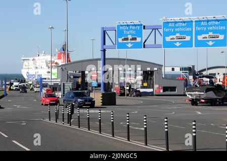 Cairnryan, Dumfries et Galloway, Écosse, Royaume-Uni. Le terminal de la ligne Stena dans le Loch Ryan. Le port est la route principale vers Belfast en Irlande du Nord. Avec un temps de déplacement de 2hr 15 min. Le Stena Superfast V111 est amarré au port. Le ferry de Cairnryan Belfast relie l'Écosse à l'Irlande du Nord Banque D'Images